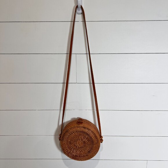 Round Straw Purse with Snap Closure - Picture 3 of 6